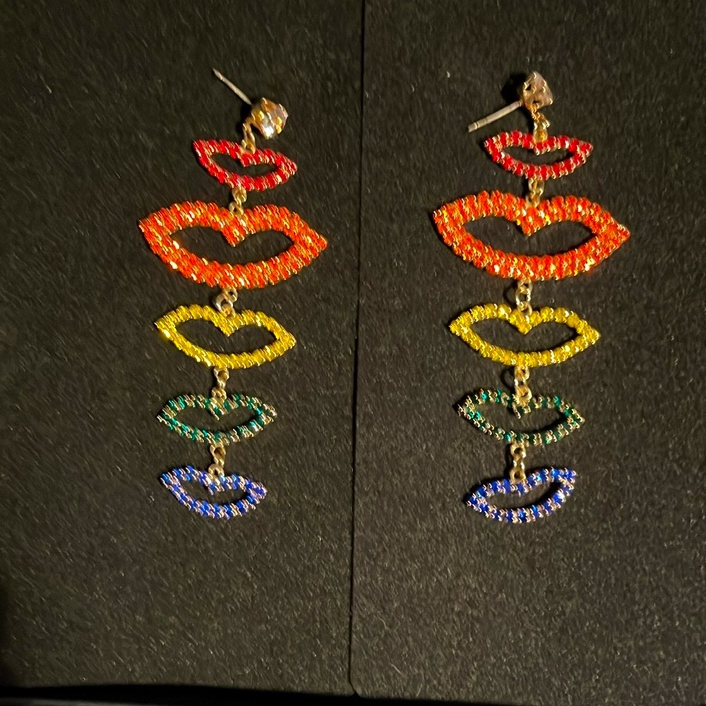 Alex and Anna kiss me earrings